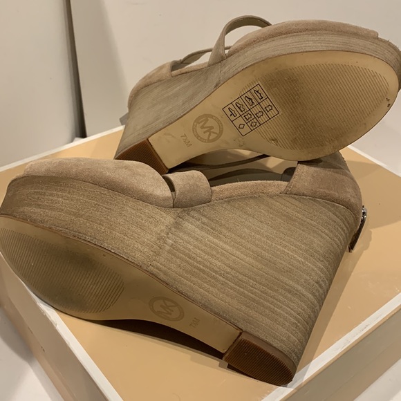 NWOT Michael Kors Wedge Light Beige Suede Platform Sandal Harley Silver Hardware - Picture 9 of 16
